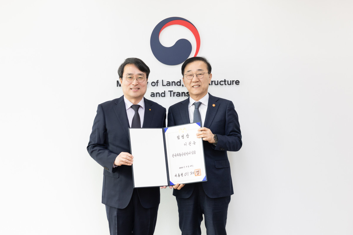 ▲김윤덕 국토교통부 장관(오른쪽)과 이헌욱 신임 한국부동산원 원장. (사진제공=국토교통부)