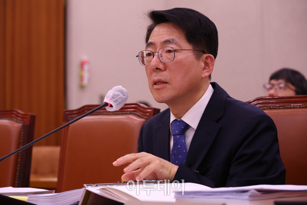 ▲황종우 해양수산부 장관 후보자가 23일 서울 여의도 국회 농림축산식품해양위원회에서 열린 인사청문회에서 의원 질의에 답하고 있다. 고이란 기자 photoeran@