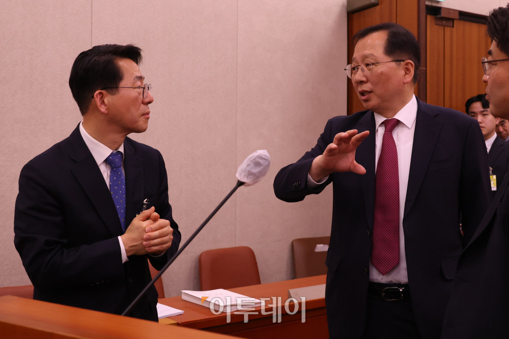 ▲황종우(왼쪽) 해양수산부 장관 후보자가 23일 서울 여의도 국회 농림축산식품해양위원회에서 열린 인사청문회에서 22대 해양수산부 장관인 조승환 국민의힘 의원과 대화하고 있다. 고이란 기자 photoeran@