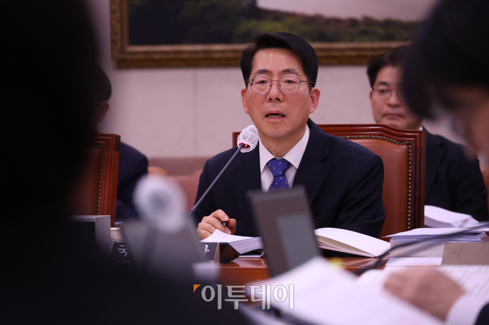 ▲황종우 해양수산부 장관 후보자가 23일 서울 여의도 국회 농림축산식품해양위원회에서 열린 인사청문회에서 의원 질의에 답하고 있다. 고이란 기자 photoeran@
