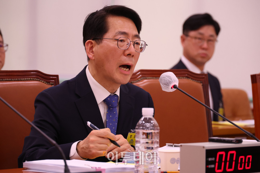 ▲황종우 해양수산부 장관 후보자가 23일 서울 여의도 국회 농림축산식품해양위원회에서 열린 인사청문회에서 의원 질의에 답하고 있다. 고이란 기자 photoeran@