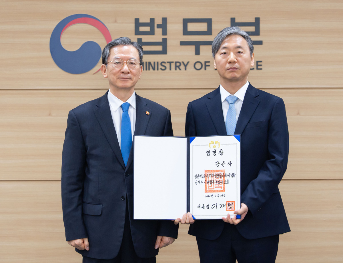 ▲정성호 법무부 장관(왼쪽)이 23일 강준하 법무부 신임 국제법무국장(오른쪽)에게 임명장을 수여했다. (사진 제공 = 법무부)