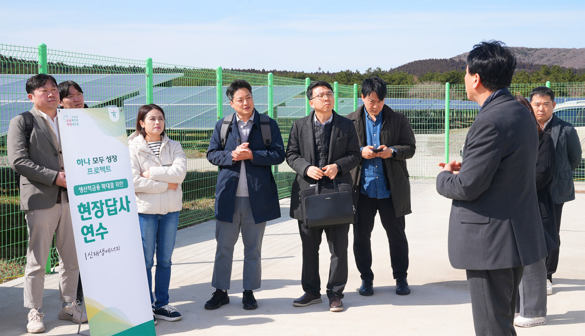 ▲현장연수에 참여한 하나은행 심사역과 기업금융전문역(RM) 직원들이 제주도 서귀포시 소재 가시리태양광발전소에서 사업구조에 대한 설명을 듣고 있다. (하나은행)