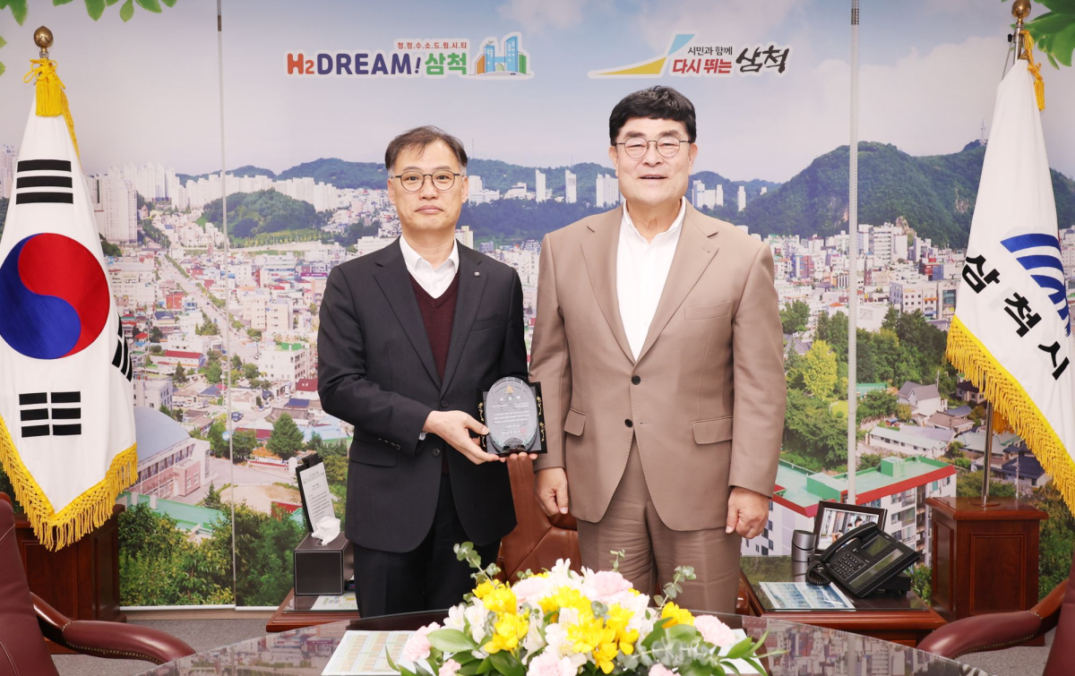 ▲한국남부발전 임경규 삼척빛드림본부장(왼쪽)이 20일 박상수 삼척시장(오른쪽)으로부터 ‘삼척시 표창’을 전달받은 뒤, 기념촬영을 하고 있다. (사진제공=한국남부발전)