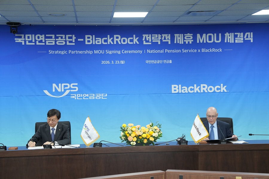 ▲23일 전북 혁신도시 공단 본부에서 열린 체결식에 김성주 국민연금공단 이사장과 로버트 카피토 블랙록 사장 등이 참석했다. (국민연금공단)