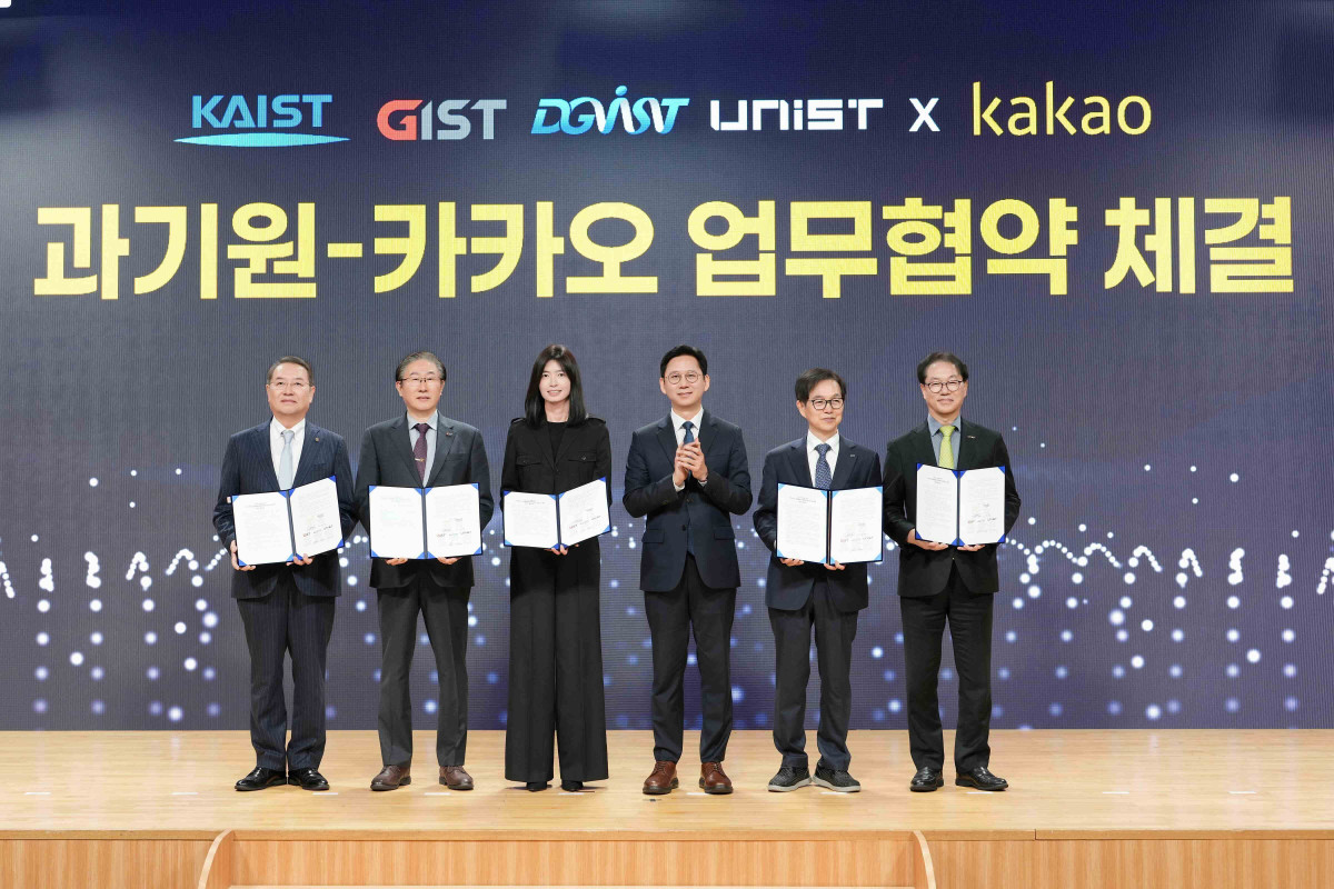 ▲23일 대전 KAIST 학술문화관에서 (왼쪽부터) DGIST 이건우 총장, GIST 임기철 총장, 카카오그룹 정신아 의장, 배경훈 부총리, KAIST 이광형 총장, UNIST 박종래 총장 이 참석해 ‘AI 인재 육성을 위한 업무협약(MOU)’을 맺었다. (사진제공=카카오)