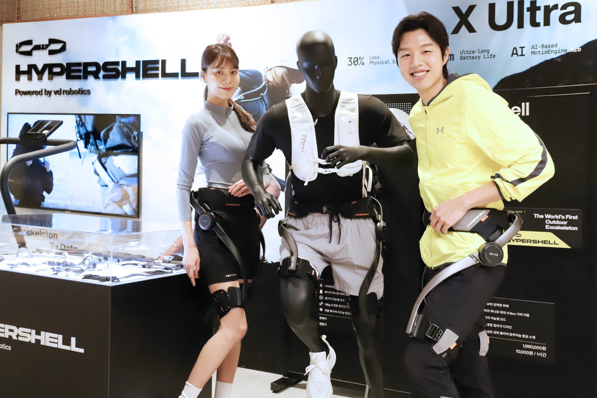 ▲신세계백화점 강남점 9층 하이퍼쉘 팝업스토어에서 제품을 체험해보는 모델들 (사진제공=신세계백화점)