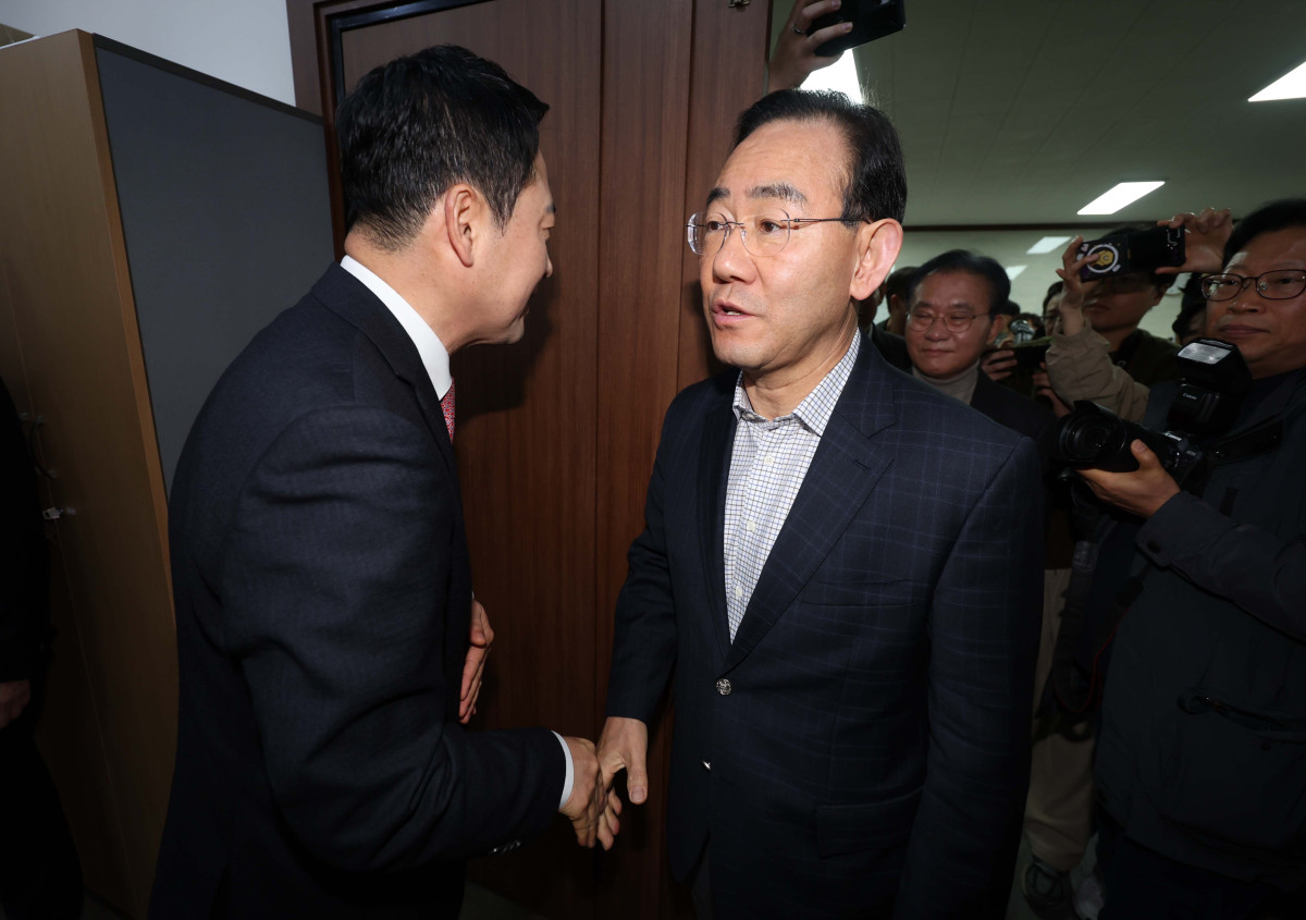 ▲22일 오전 국민의힘 대구시당에서 열린 장동혁 대표와 지역 국회의원의 비공개 연석회의에서 주호영 의원이 장 대표와 악수를 하고 있다. (연합뉴스)