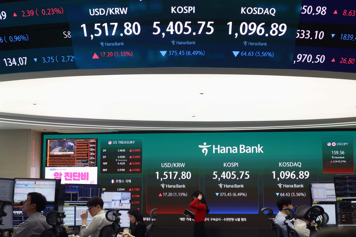 ▲코스피가 중동발 불안, 미국 국채금리 상승 등 영향으로 6% 넘게 폭락, 5400선을 간신히 사수한 23일 서울 중구 하나은행 딜링룸에 코스피 등 시황이 표시되고 있다. 이날 코스피는 전 거래일보다 375.45포인트(6.49%) 내린 5405.75로 거래를 마감했다. 주요 종목 중에서는 반도체 대장주들의 부진이 눈에 띄었다. 삼성전자는 6.57% 내린 18만6300원에 마감했고, SK하이닉스는 7.35% 하락한 93만3000원을 기록했다. 한편, 코스닥은 전 거래일보다 64.63포인트(5.56%) 하락한 1096.89에 장을 마쳤고 서울 외환시장에서 원·달러 환율은 전 거래일보다 16.7원 오른 1517.3원에 마감했다. 신태현 기자 holjjak@