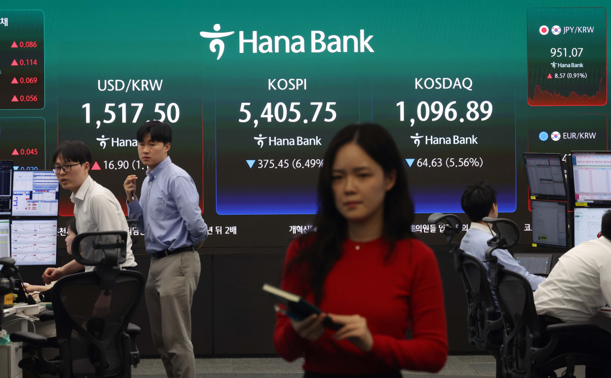▲코스피가 중동발 불안, 미국 국채금리 상승 등 영향으로 6% 넘게 폭락, 5400선을 간신히 사수한 23일 서울 중구 하나은행 딜링룸에 코스피 등 시황이 표시되고 있다. 이날 코스피는 전 거래일보다 375.45포인트(6.49%) 내린 5405.75로 거래를 마감했다. 주요 종목 중에서는 반도체 대장주들의 부진이 눈에 띄었다. 삼성전자는 6.57% 내린 18만6300원에 마감했고, SK하이닉스는 7.35% 하락한 93만3000원을 기록했다. 한편, 코스닥은 전 거래일보다 64.63포인트(5.56%) 하락한 1096.89에 장을 마쳤고 서울 외환시장에서 원·달러 환율은 전 거래일보다 16.7원 오른 1517.3원에 마감했다. 신태현 기자 holjjak@