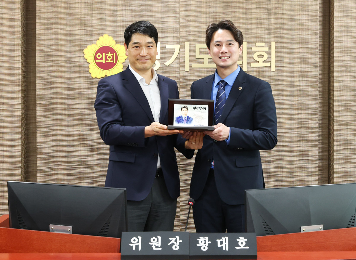 ▲황대호 경기도의회 문화체육관광위원회 위원장(오른쪽)이 23일 경기도의회 문화체육관광위원회 회의실에서 경기도공공기관노동조합총연합 관계자로부터 '경기도 공공노동자 권익 향상 기여' 감사패를 받은 뒤 기념 촬영을 하고 있다. (경기도의회)