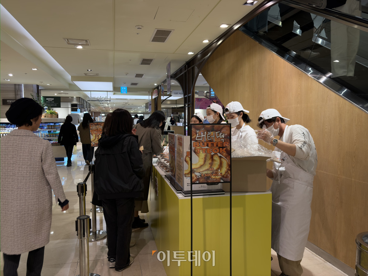 ▲서울 중구 명동에 위치한 롯데백화점에서 진행중인 고메위크 행사에서 최근 유행인 버터떡이 팔리고 있다. (황민주 기자 minchu@)