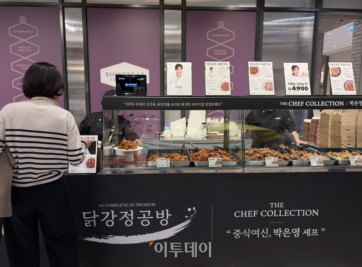 ▲서울 중구 명동에 위치한 신세계백화점에서 박은영 셰프와 협업한 '닭강정 공방'의 팝업 현장 모습이다. (황민주 기자 minchu@)