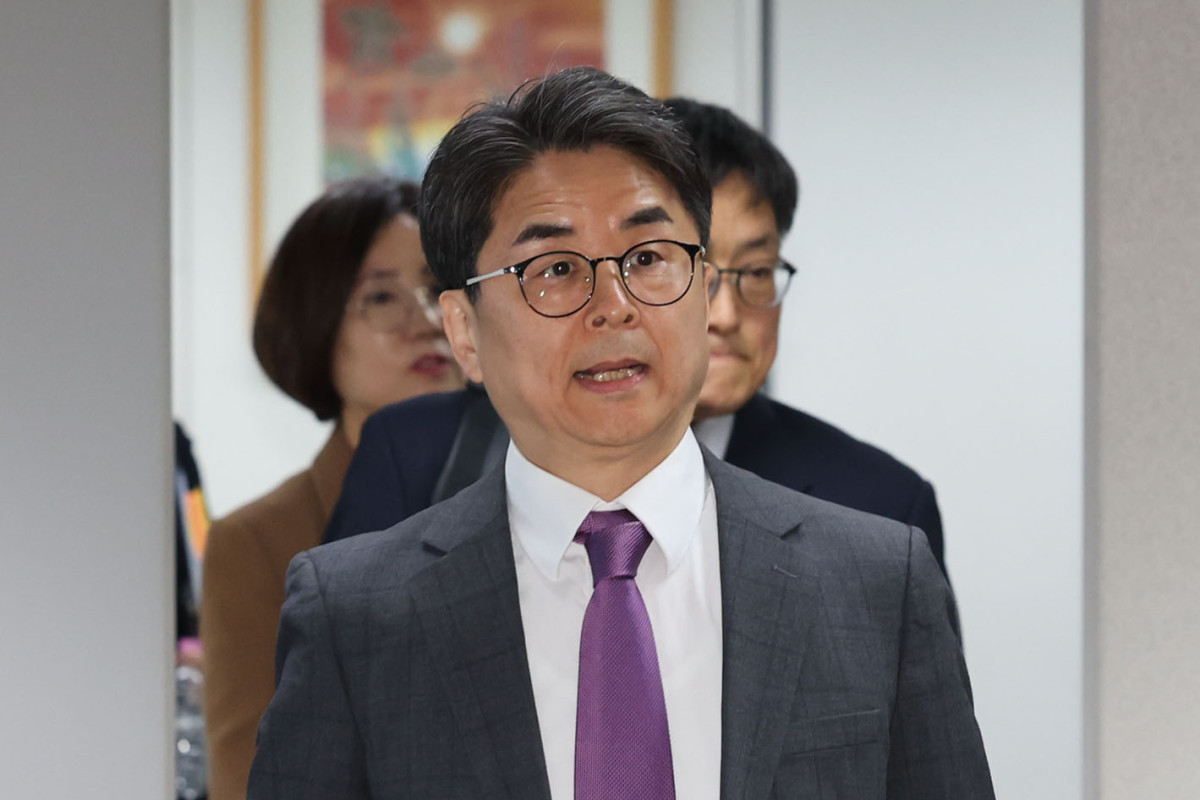 ▲12일 오후 서울 양천구 방송미디어통신심의위원회에서 열린 2026년 제1차 방미심위 정기 회의에서 김우석 위원 등 위원들이 참석하고 있다. (뉴시스)