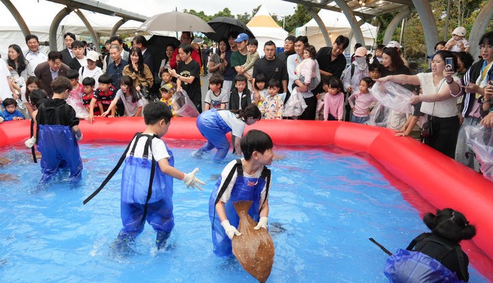 ▲제주광어대축제에서 어린이들이 광어맨손잡기 체험을 하는 모습. (사진제공=제주어류양식수협)
