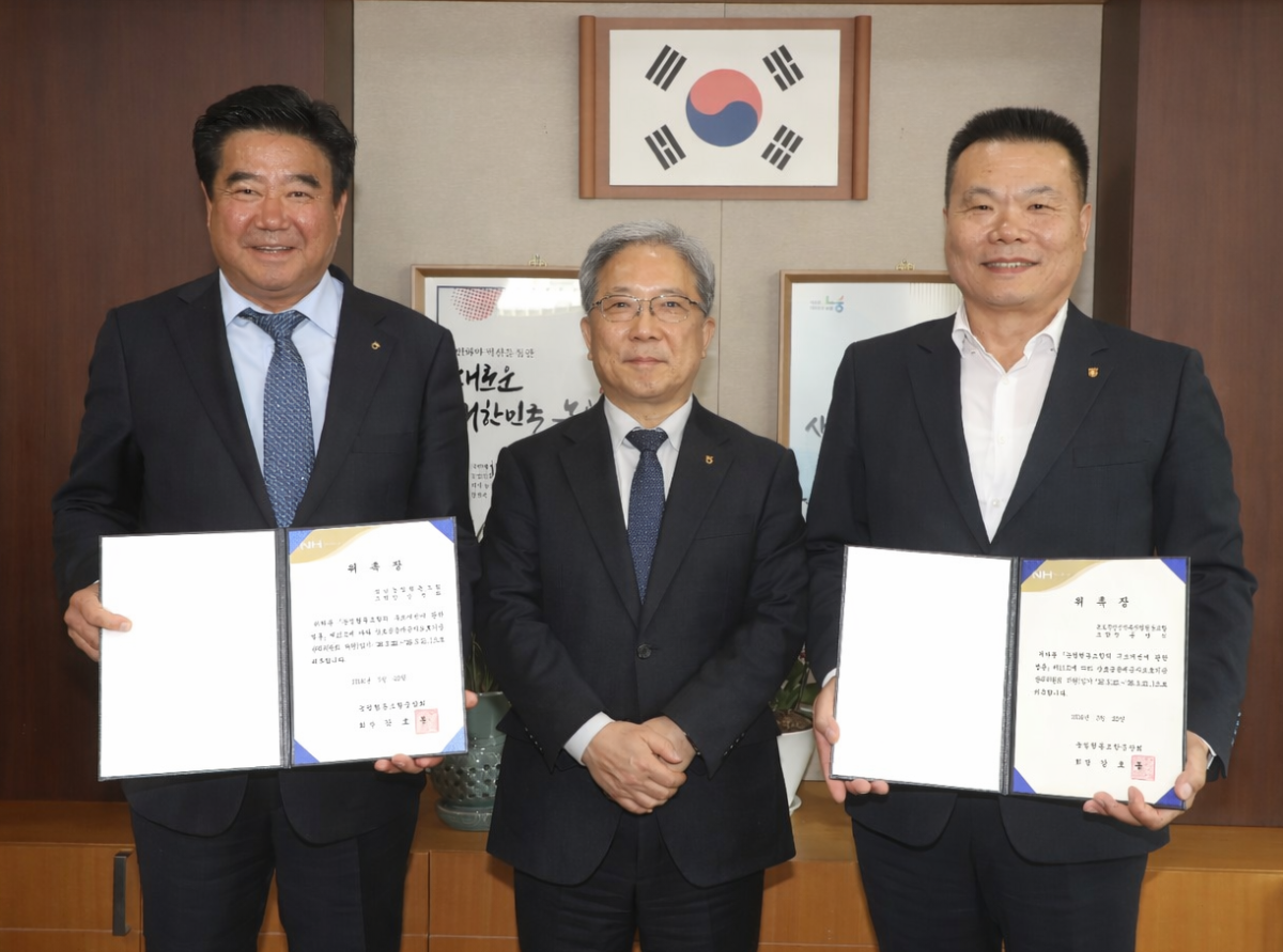 ▲23일 서울 중구 농협중앙회 본관에서 열린 상호금융예금자보호기금관리위원회 신임위원 위촉식 후 김병수 농협중앙회 조합감사위원장(가운데)과 강정환 위원(왼쪽), 문만식 위원이 기념 촬영을 하고 있다. (사진제공=농협중앙회)