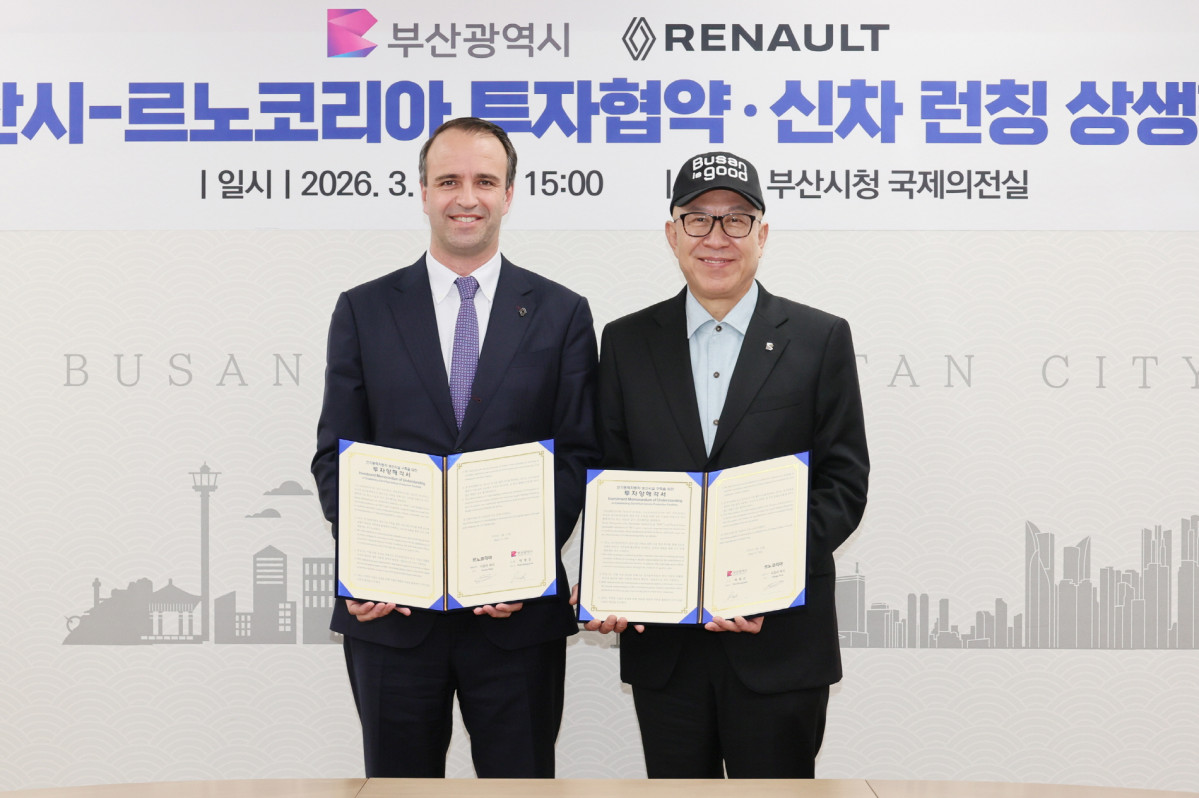 ▲니콜라 파리 르노코리아 사장(왼쪽), 박형준 부산시장이 지난 23일 부산시청에서 진행된 르노코리아와 부산시의 부산공장 전기동력자동차 생산시설 구축에 대한 업무협약식에서 기념사진을 촬영하고 있다. (사진=르노코리아)