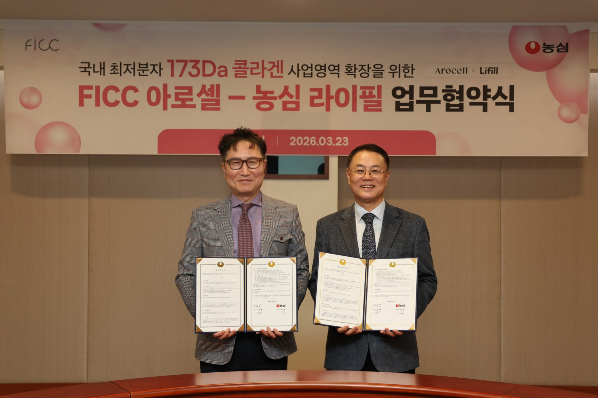 ▲23일 서울 동작구 농심 본사에서 농심 라이필과 에프아이씨씨(FICC) 아로셀이 콜라겐 화장품 개발을 위한 업무협약(MOU)을 체결했다. (사진제공=농심)