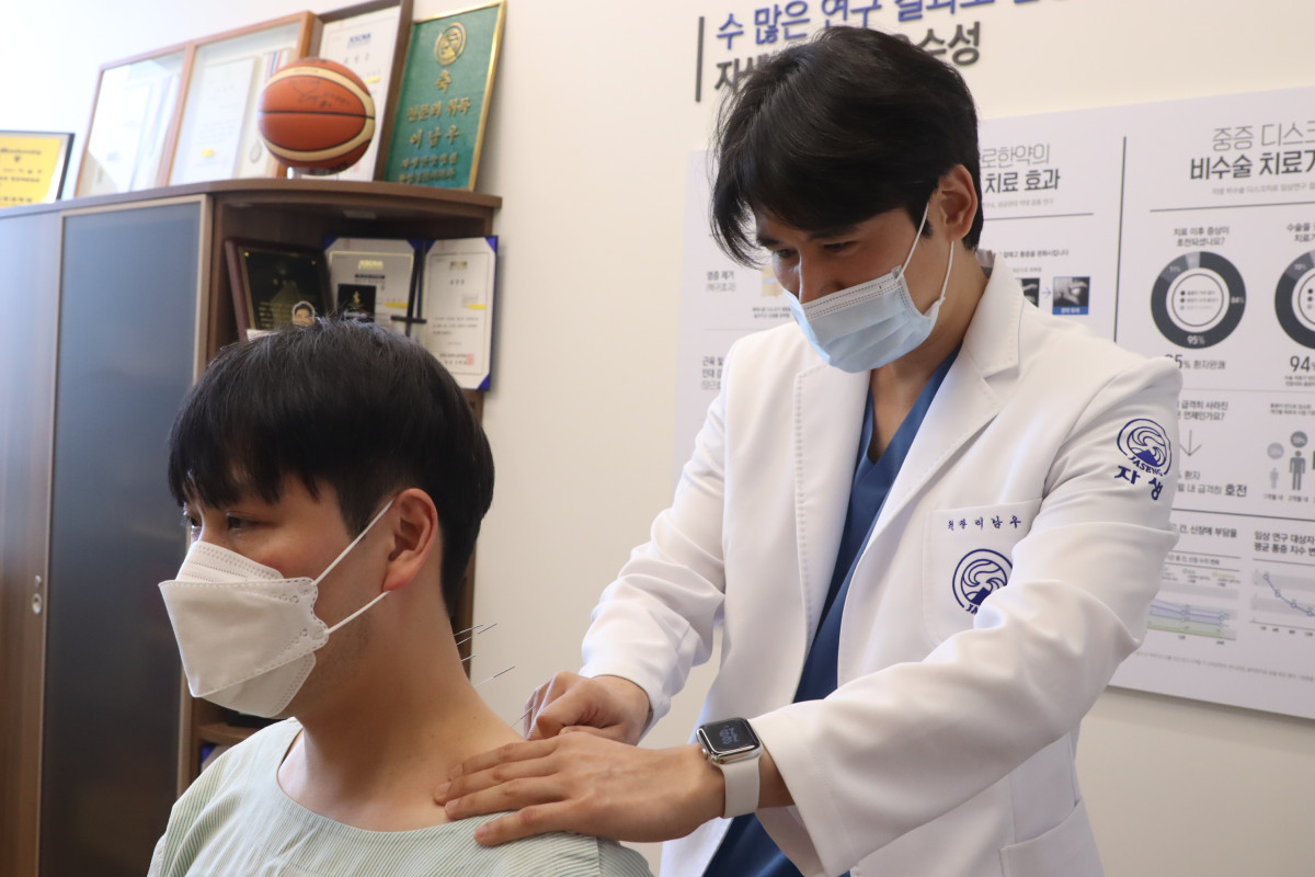 ▲급성 목 통증 환자에게 의료진이 동작침법을 실시하기 위해 침을 놓고 있다.(자생한방병원)
