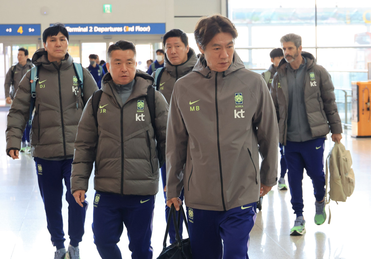 ▲유럽원정 2연전에 나서는 한국축구 국가대표팀의 홍명보 감독이 23일 인천국제공항을 통해 출국하고 있다. (연합뉴스)