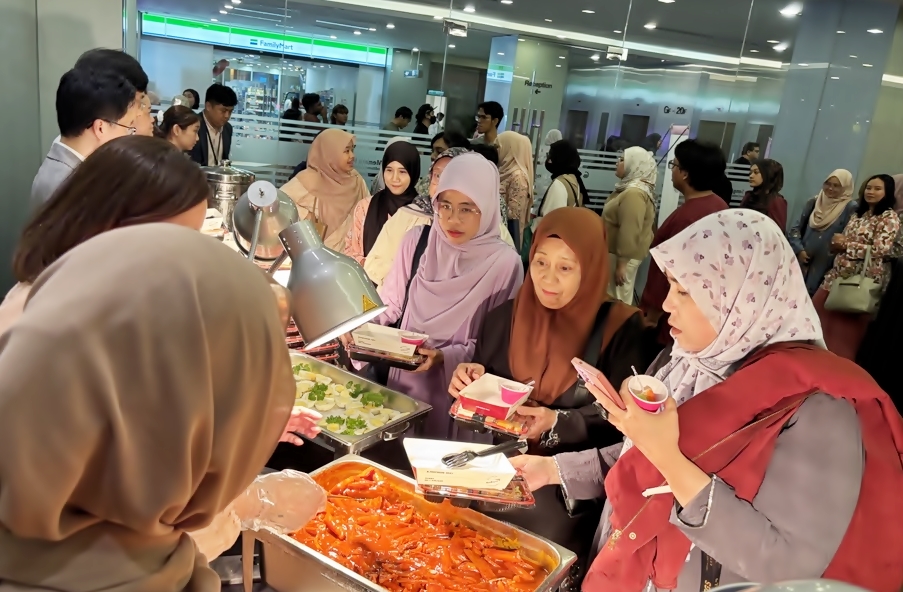 ▲한국음식을 맛보는 무슬림 소비자들 (사진제공=한국농수산식품유통공사)