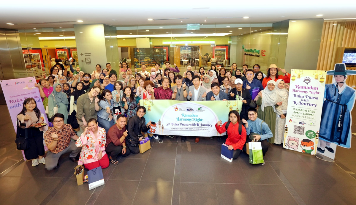 ▲한국농수산식품유통공사(aT)와 한국관광공사(KTO)가 12일과 19일 말레이시아 쿠알라룸푸르에서 공동 개최한 ‘라마단 화합의 밤(Ramadan Harmony Night)’ 행사 참가자들이 기념 촬영을 하고 있다. (사진제공=한국농수산식품유통공사)