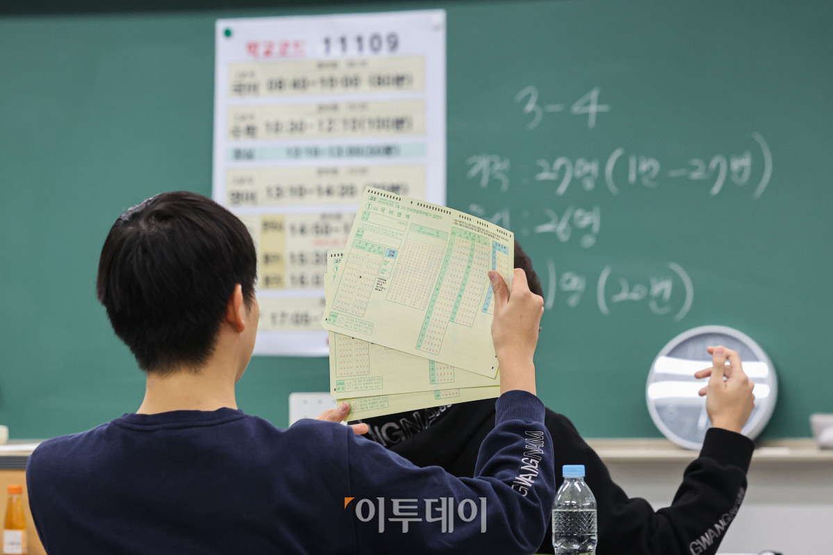 ▲2026년 3월 전국연합학력평가일인 24일 오전 서울 광진구 광남고등학교에서 수험생들이 OMR 카드를 뒤로 돌리고 있다. 사진공동취재단