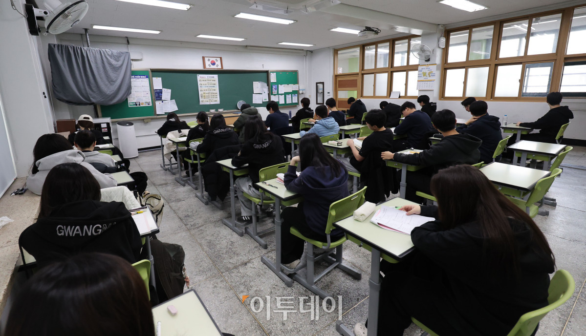 ▲2026년 3월 전국연합학력평가일인 24일 오전 서울 광진구 광남고등학교에서 수험생들이 시험 준비를 하고 있다. 사진공동취재단