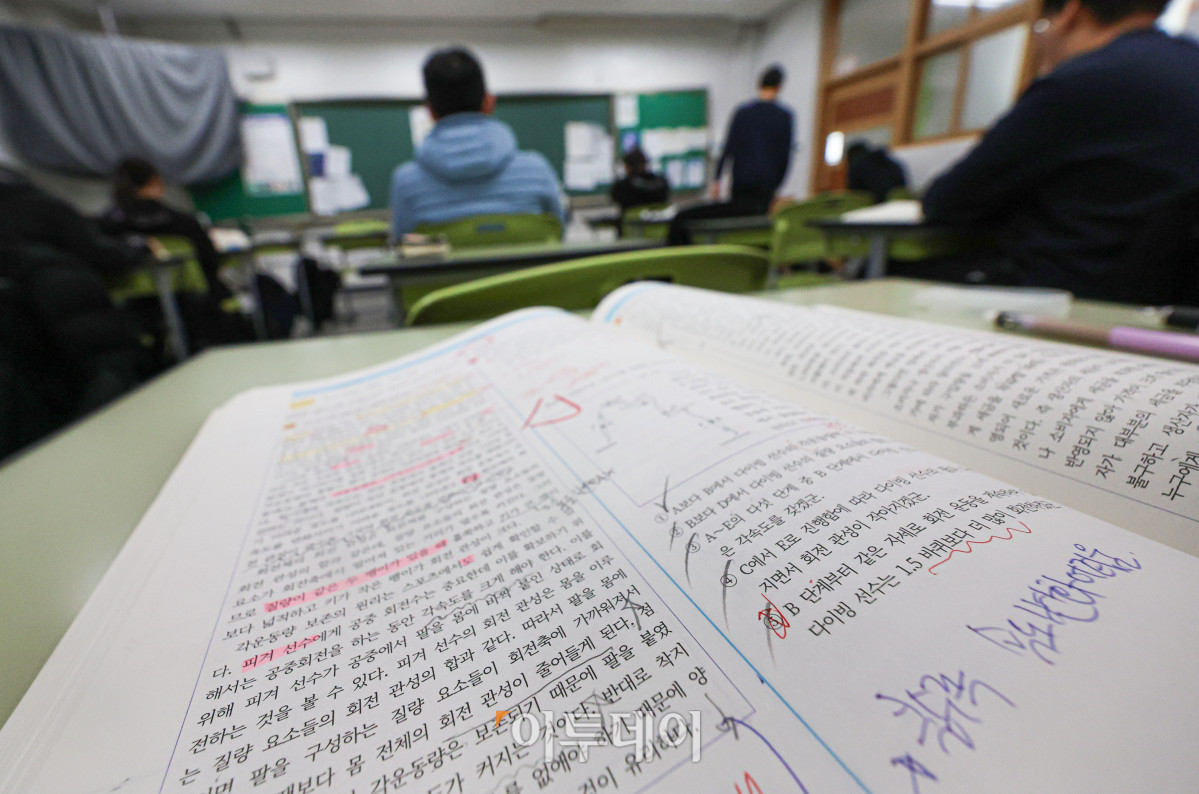 ▲2026년 3월 전국연합학력평가일인 24일 오전 서울 광진구 광남고등학교에서 수험생들이 시험 준비를 하고 있다. 사진공동취재단