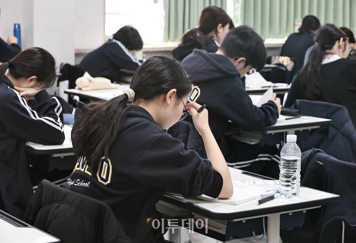 ▲올해 첫 전국 단위 모의고사인 2027학년도 3월 전국연합학력평가(학력평가)가 치러진 24일 오전  서울 서초구 반포고등학교 3학년 학생들이 시험을 준비하고 있다. 사진공동취재단