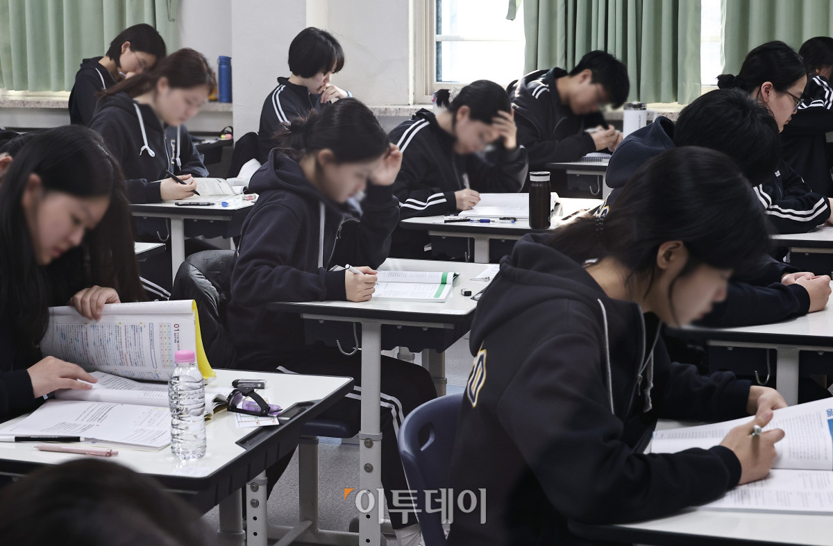 ▲올해 첫 전국 단위 모의고사인 2027학년도 3월 전국연합학력평가(학력평가)가 치러진 24일 오전  서울 서초구 반포고등학교 3학년 학생들이 시험을 준비하고 있다. 사진공동취재단