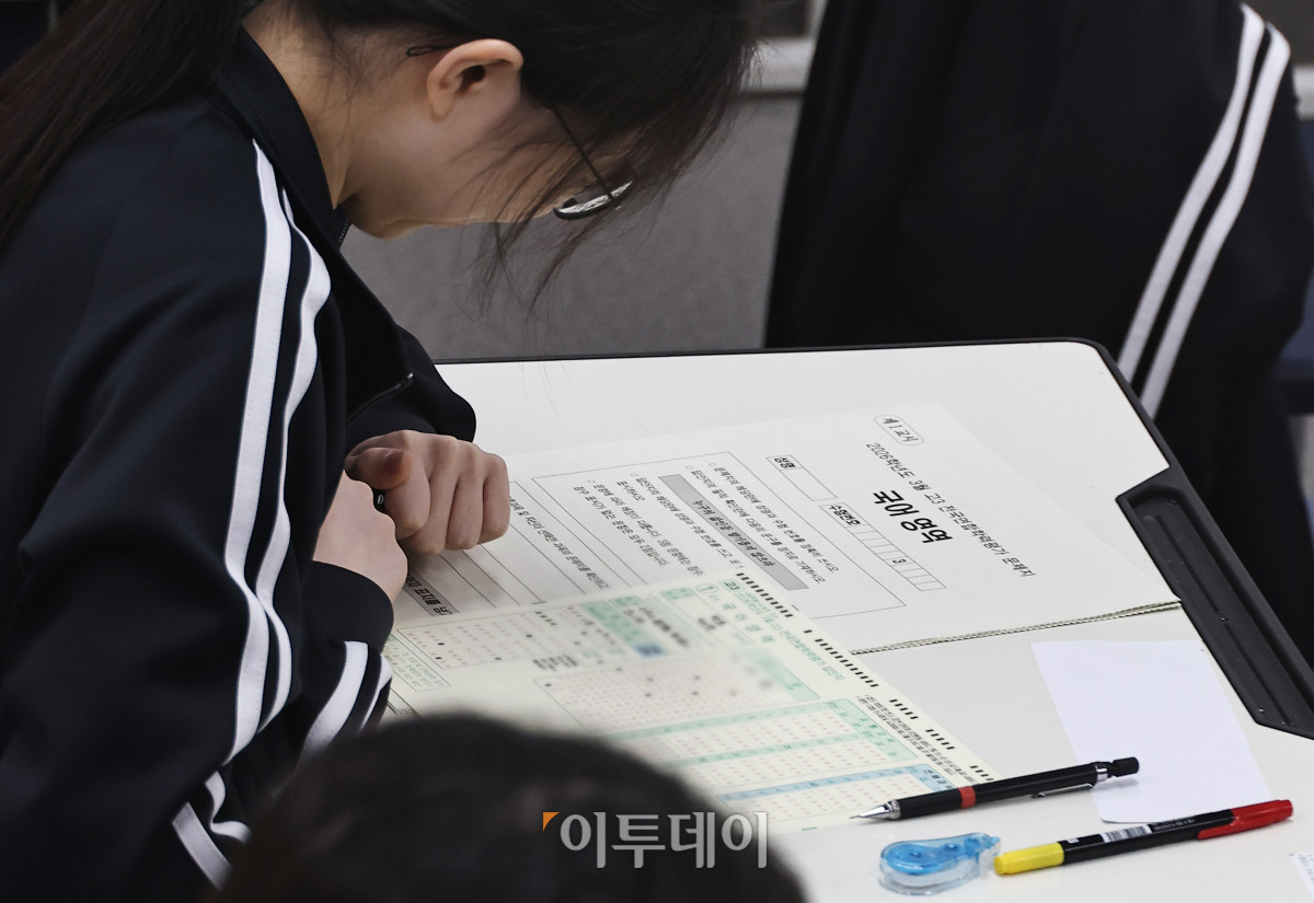 ▲올해 첫 전국 단위 모의고사인 2027학년도 3월 전국연합학력평가(학력평가)가 치러진 24일 오전  서울 서초구 반포고등학교 3학년 교실에서 학생들이 시험지를 받고 검사하고 있다. 사진공동취재단