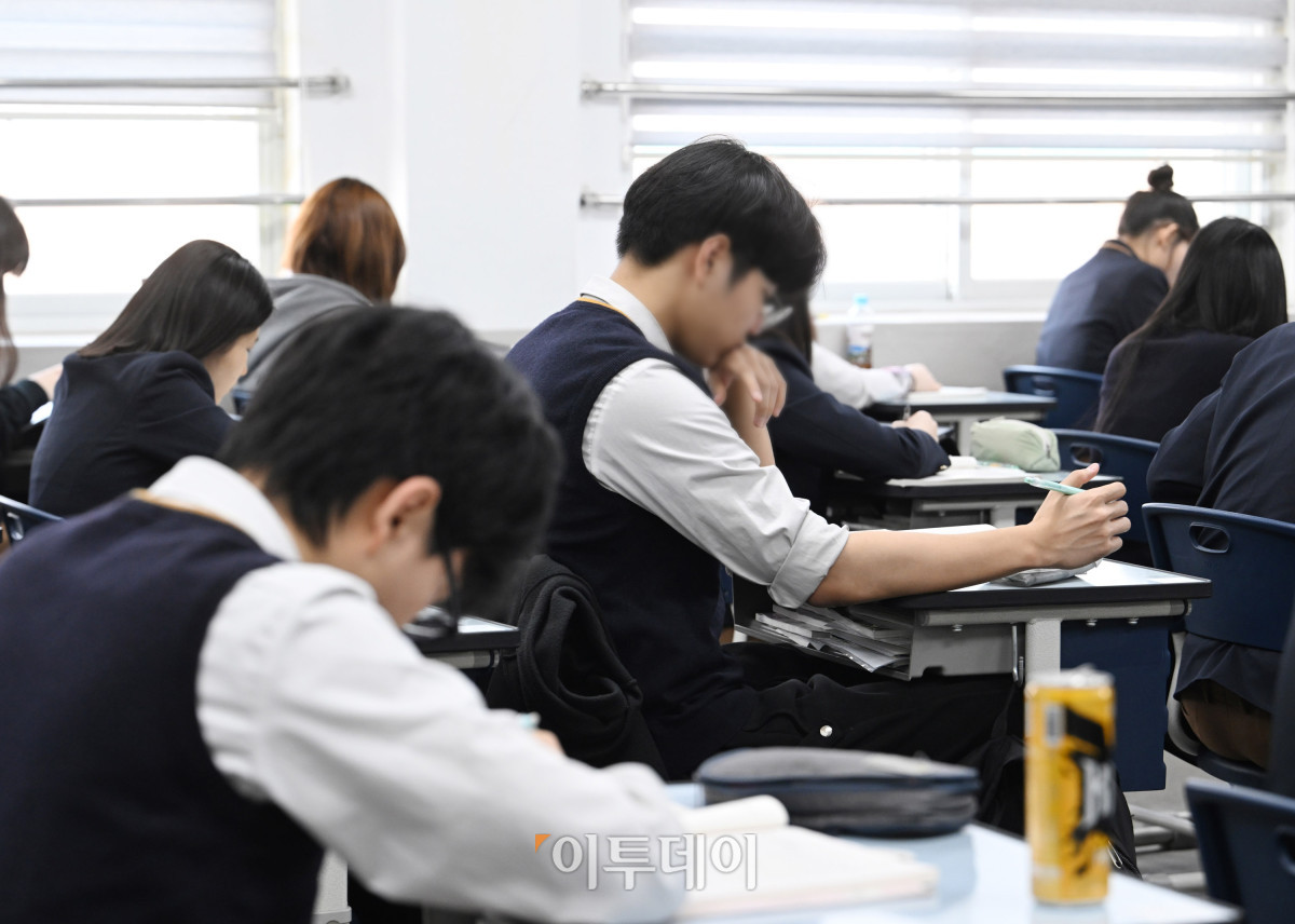 ▲2026년 3월 전국연합학력평가가 실시된 24일 오전 서울 금천구 금천고등학교에서 학생들이 시험을 준비하고 있다. 사진공동취재단