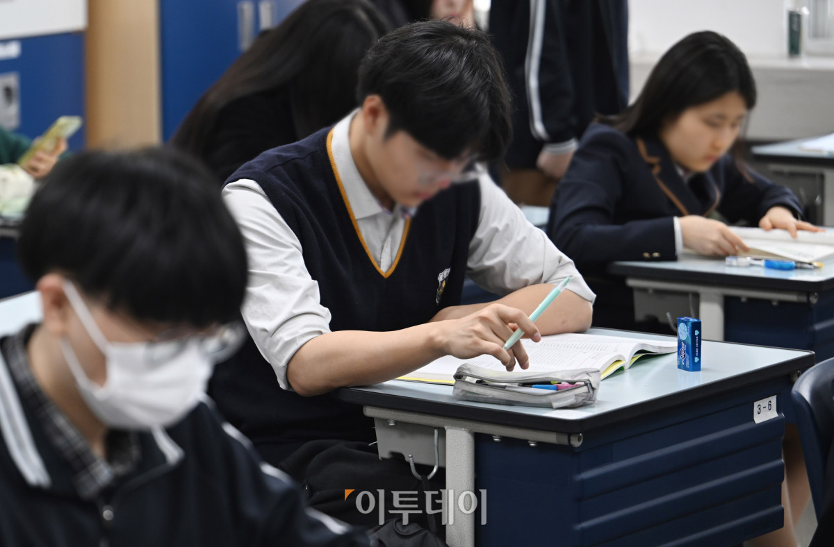 ▲2026년 3월 전국연합학력평가가 실시된 24일 오전 서울 금천구 금천고등학교에서 학생들이 시험을 준비하고 있다. 사진공동취재단