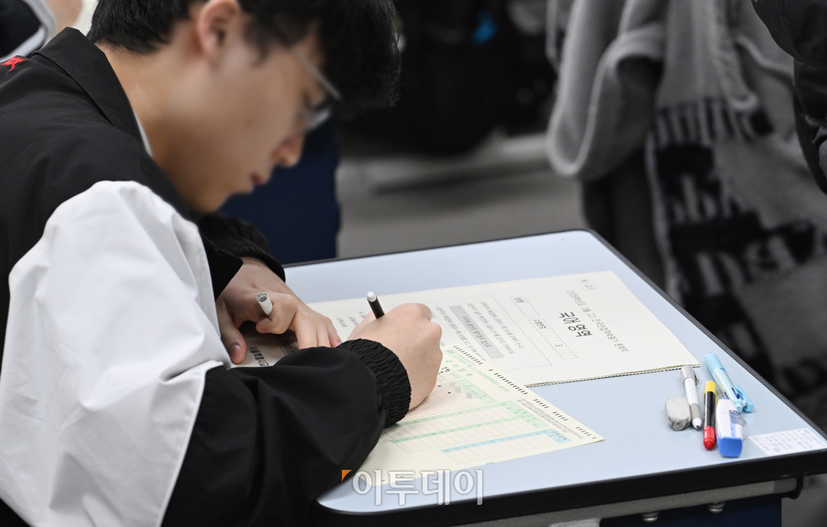 ▲2026년 3월 전국연합학력평가가 실시된 24일 오전 서울 금천구 금천고등학교에서 학생들이 시험을 준비하고 있다. 사진공동취재단
