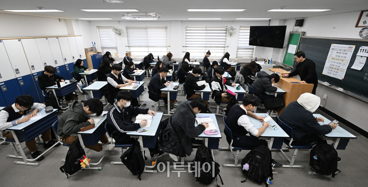▲2026년 3월 전국연합학력평가가 실시된 24일 오전 서울 금천구 금천고등학교에서 학생들이 시험을 준비하고 있다. 사진공동취재단