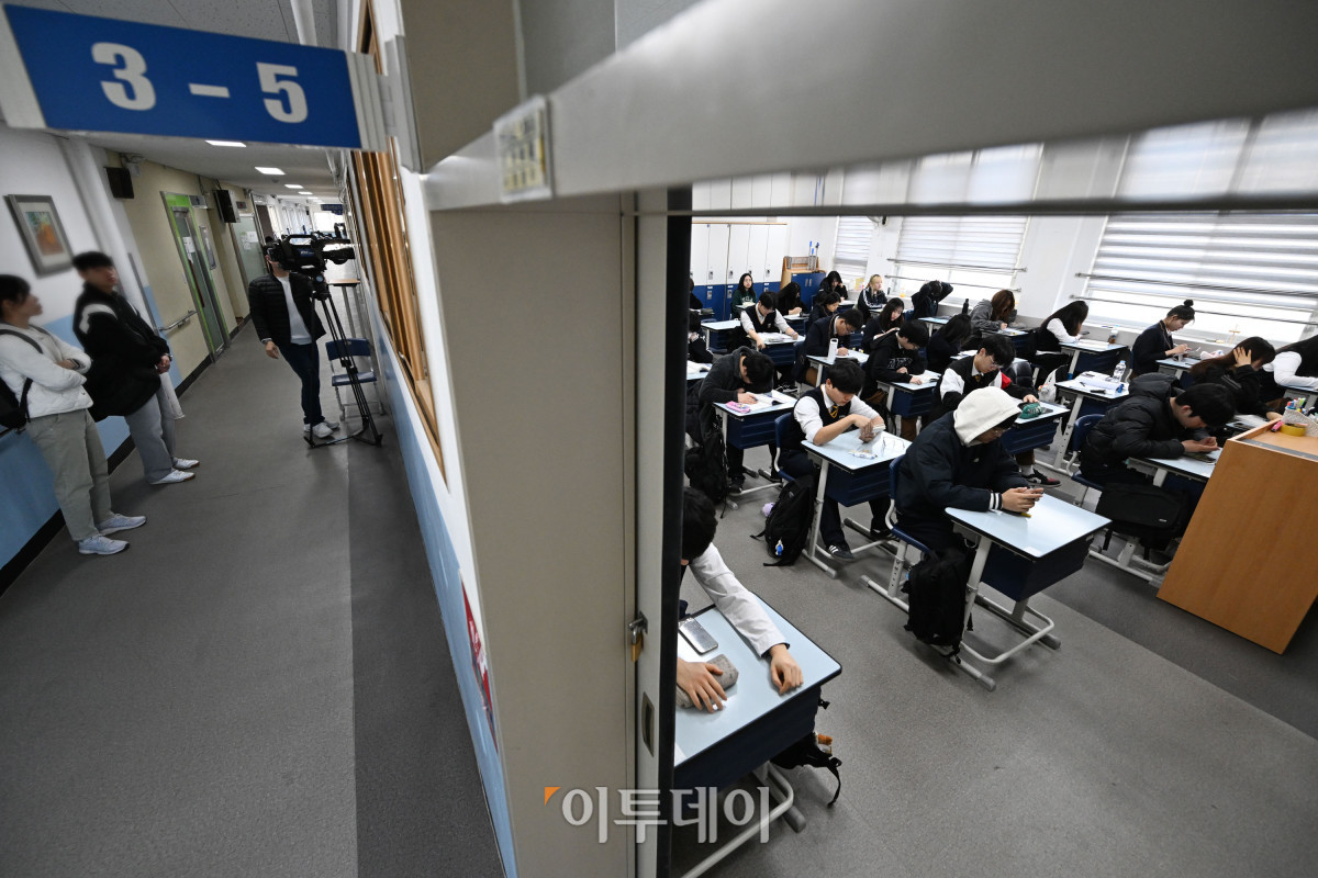 ▲2026년 3월 전국연합학력평가가 실시된 24일 오전 서울 금천구 금천고등학교에서 학생들이 시험을 준비하고 있다. 사진공동취재단