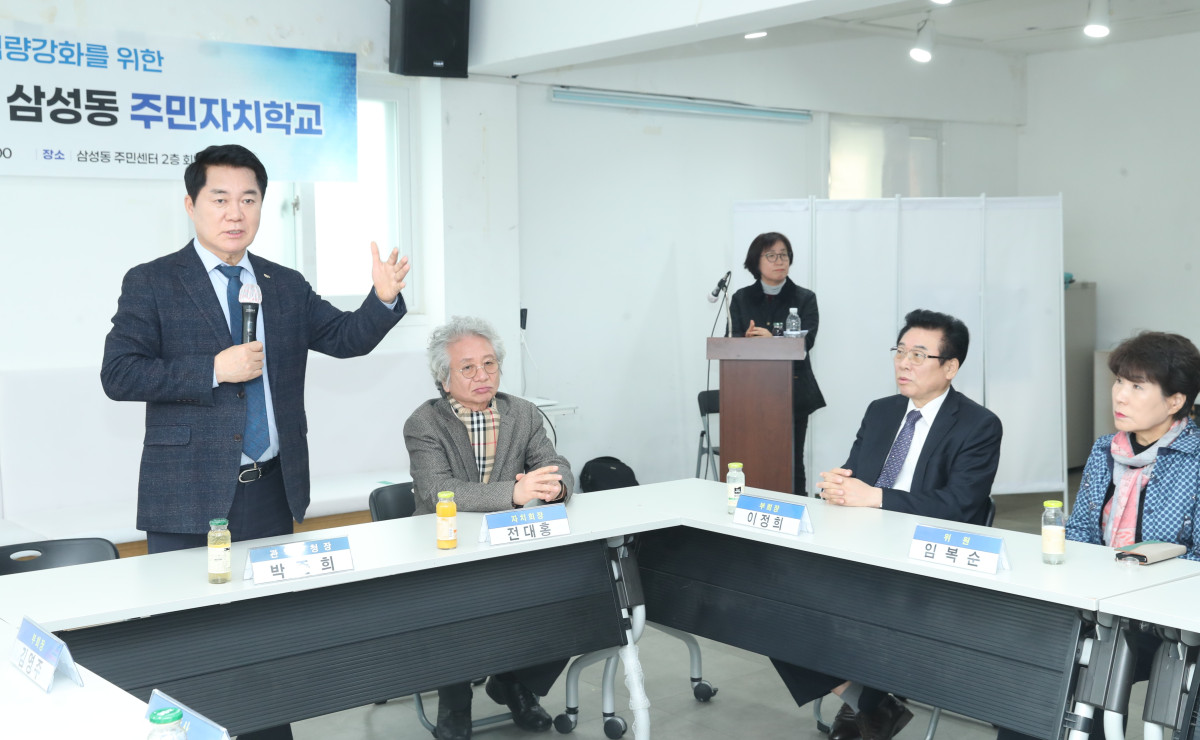 ▲박준희(왼쪽 첫 번째) 관악구청장이 최근 서울 관악구 호암로에 위치한 삼성동 주민센터에서 열린 ‘2026년 찾아가는 동 주민자치학교’에 참석해 발언하고 있다. (사진 제공 = 관악구)
