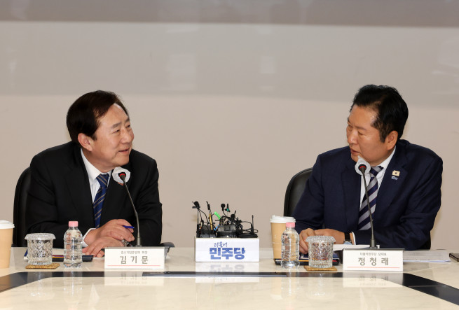 ▲정청래(오른쪽) 더불어민주당 대표와 김기문 중소기업중앙회장이 24일 오전 서울 여의도 중기중앙회에서 열린 중동상황 대응을 위한 중소기업 간담회에서 대화하고 있다. 2026.03.24. (뉴시스)