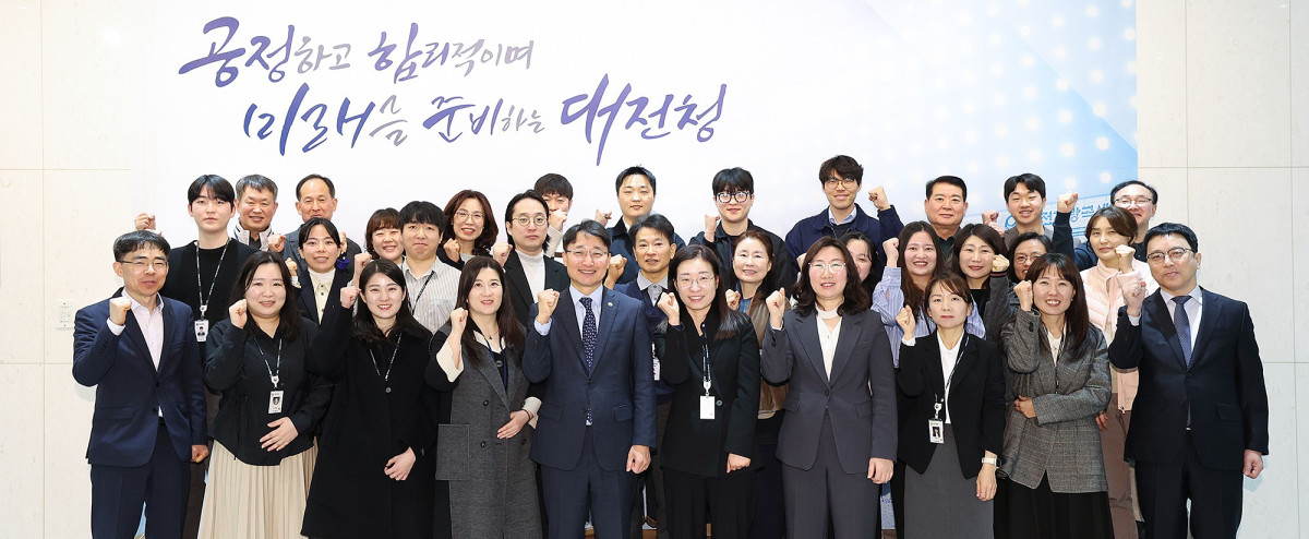 ▲임광현 국세청장(앞줄 왼쪽에서 다섯 번째)이 23일 대전지방국세청 국세 체납관리단을 찾아 실태확인원들과 현장 소통의 시간을 가진 후 기념 촬영을 하고 있다. (사진제공=국세청)