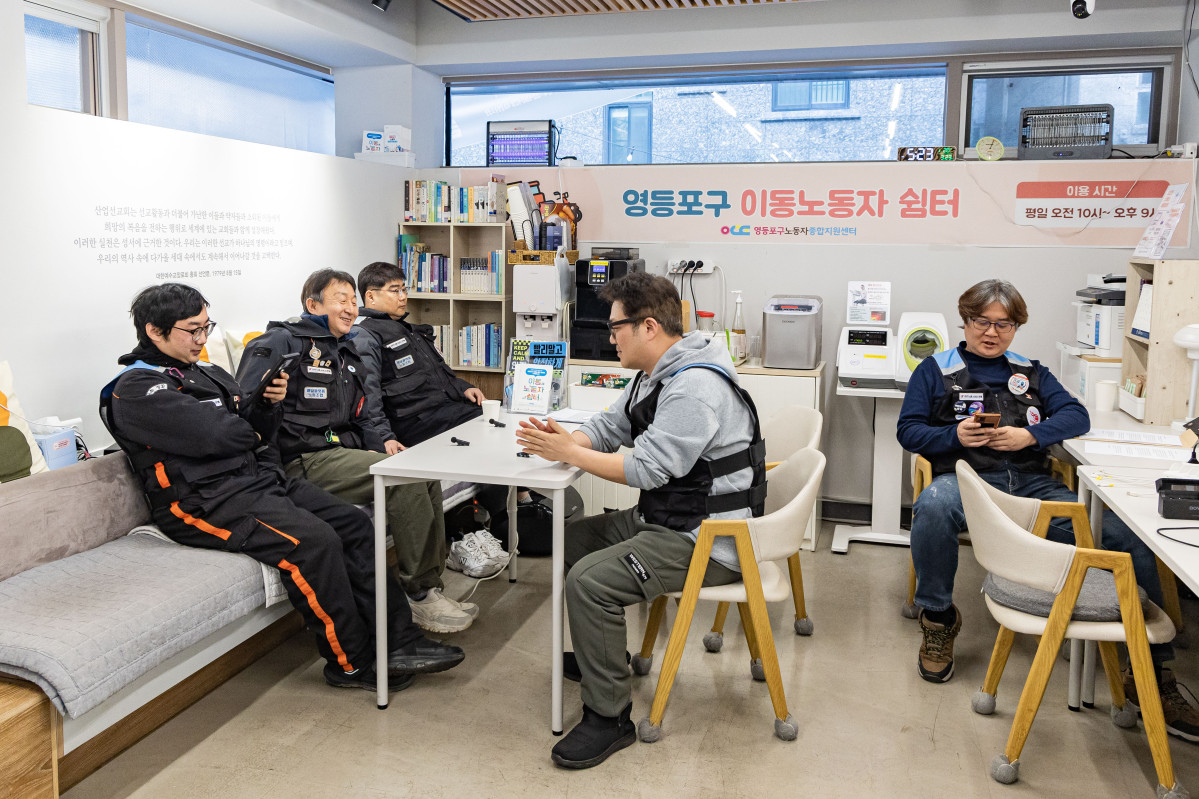 ▲서울 영등포구 당산동 ‘이동노동자 쉼터 1호점’에서 쉬고 있는 모습. (사진 제공 = 서울 영등포구)