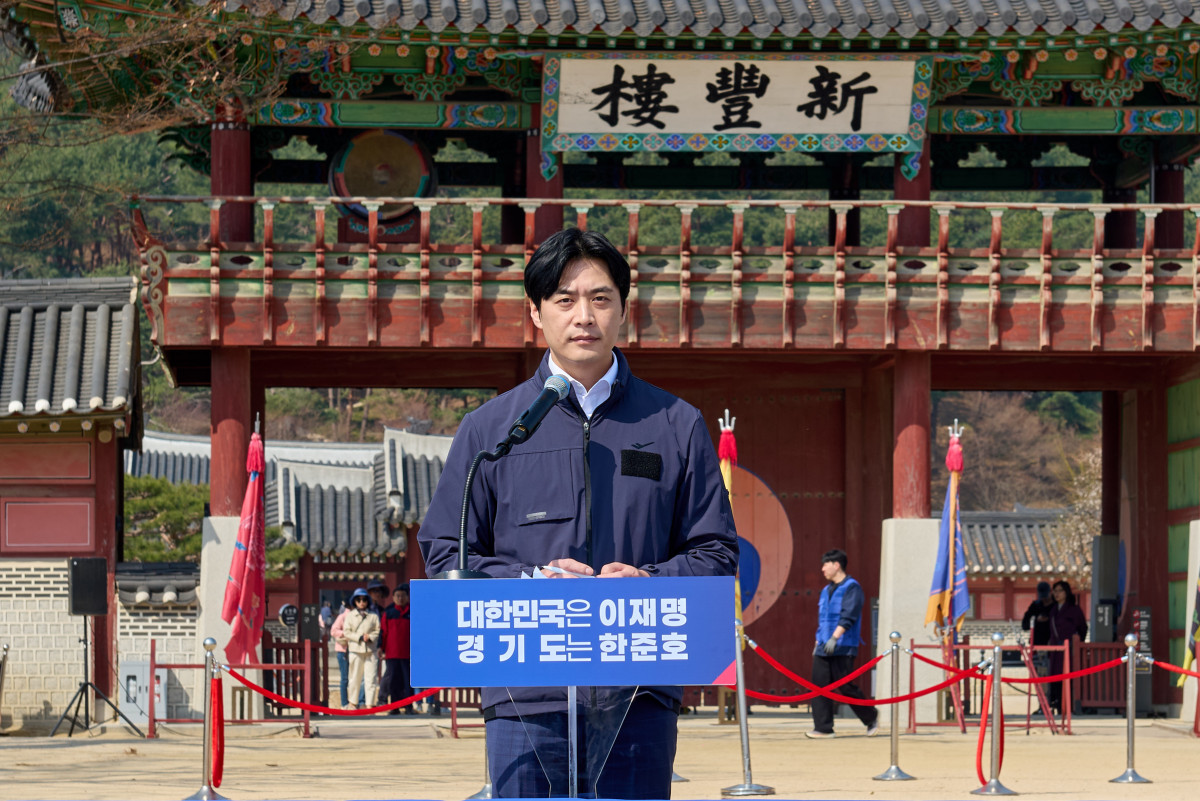 ▲한준호 더불어민주당 경기도지사 경선 후보가 24일 수원 화성행궁 신풍루 앞에서 2차 비전발표회를 열고 '경기도 3333 프로젝트'와 당선 즉시 민생 추경 편성을 선언하고 있다. 한 후보는 이날 기본금융 3조원·문화예산 3%·체육예산 3000억원·관광 3000만 명을 핵심 공약으로 제시했다. (김재학 기자)