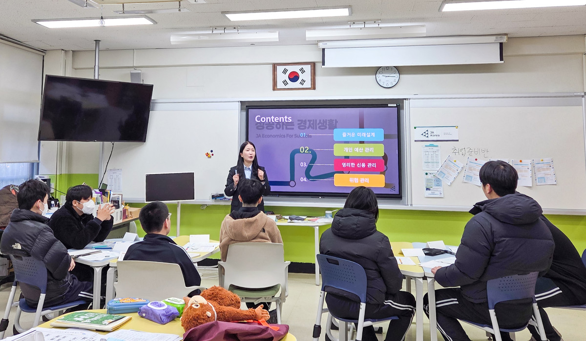 ▲19일 서울 영등포구 관악고등학교에서 전문 강사가 학생들을 대상으로 맞춤형 금융교육을 진행하고 있다. (사진제공 = 교보생명)