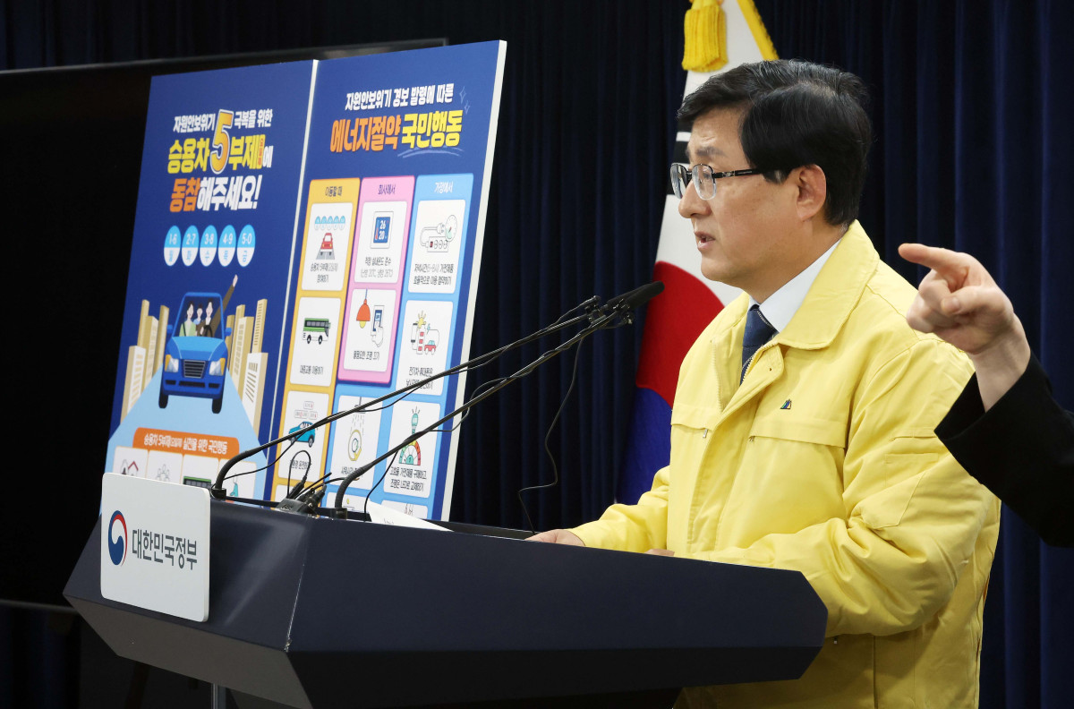 ▲김성환 기후에너지환경부 장관이 24일 서울 종로구 정부서울청사에서 중동상황에 따른 에너지 절약 조치 발표 브리핑을 하고 있다. 신태현 기자 holjjak@