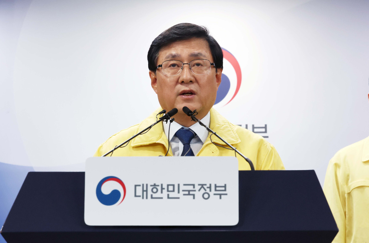 ▲김성환 기후에너지환경부 장관이 24일 서울 종로구 정부서울청사에서 중동상황에 따른 에너지 절약 조치 발표 브리핑을 하고 있다. 신태현 기자 holjjak@
