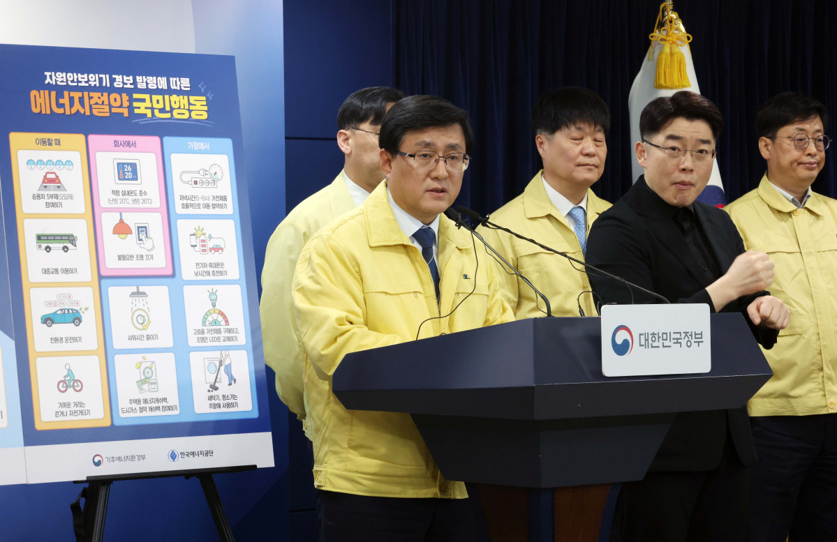 ▲김성환 기후에너지환경부 장관이 24일 서울 종로구 정부서울청사에서 중동상황에 따른 에너지 절약 조치 발표 브리핑을 하고 있다. 신태현 기자 holjjak@