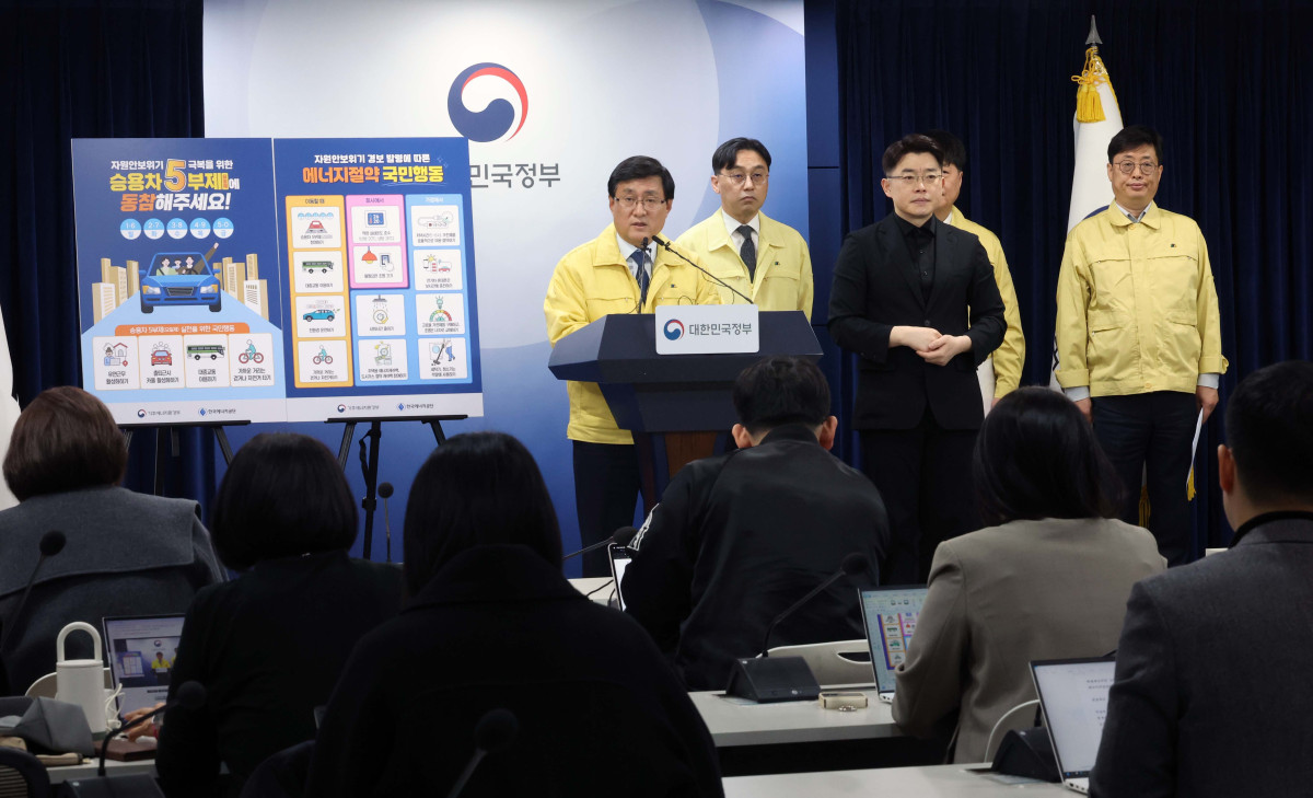 ▲김성환 기후에너지환경부 장관이 24일 서울 종로구 정부서울청사에서 중동상황에 따른 에너지 절약 조치 발표 브리핑을 하고 있다. 신태현 기자 holjjak@