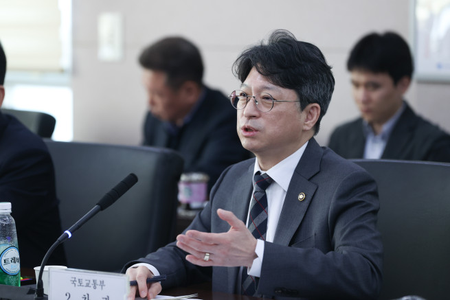 ▲홍지선 국토교통부 2차관이 24일 오전 전국버스운송사업조합연합회 회의실에서 열린 고유가 극복을 위한 교통‧물류업계 간담회에서 발언 하고 있다. (사진제공=국토교통부)