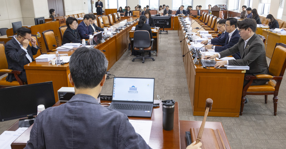 ▲24일 국회에서 열린 국회 행정안전위원회 법안심사제1소위원회에서 위원장인 더불어민주당 윤건영 의원이 개회를 선언하고 있다. 사진=연합뉴스