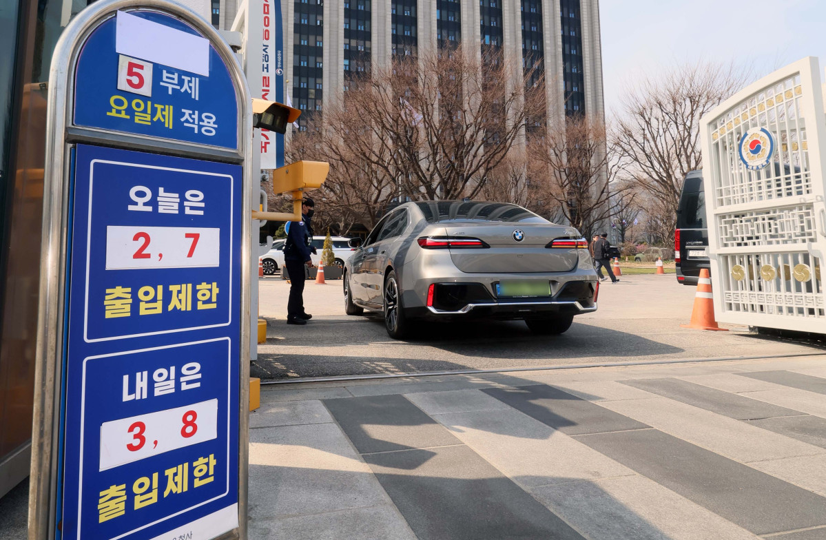 ▲중동사태로 원유수급 위기 불안이 커짐에 따라 정부의 공공부문에 대한 승용차 5부제(요일제) 시행을 하루 앞둔 24일 서울 종로구 정부서울청사 앞에 차량5부제 안내판이 게시돼 있다. 신태현 기자 holjjak@